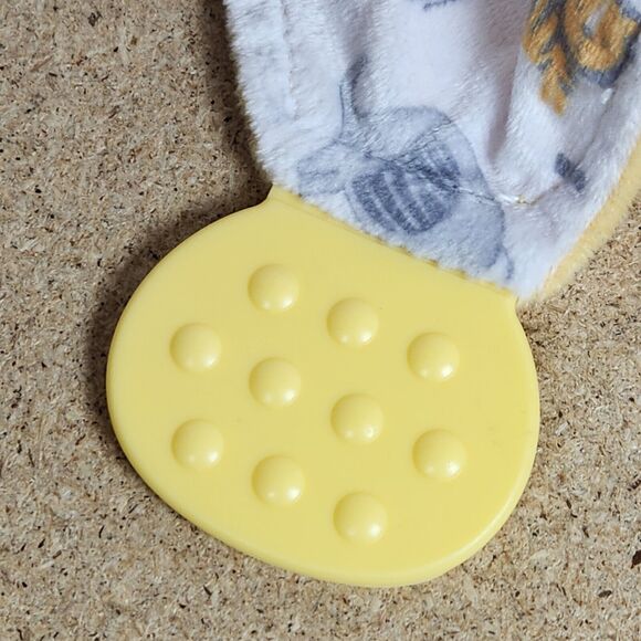 Modern Baby Giraffe Security Blanket Lovey Teether Toy White yellow gray Rattle - Picture 3 of 14